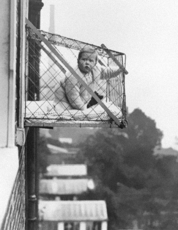 2- En 1922, les américains ont inventé ces cages permettant aux enfants de « prendre l’air ». L’intention était bonne mais cette méthode fait quand même débat. Ce cliché a été pris à Londres en 1934. Fort heureusement, ces cages ne sont désormais plus utilisées.