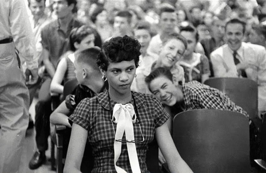 8- Dorothy Counts, la première afro-américaine à faire ses études dans un lycée réservé aux personnes blanches,subit le harcèlement et le rejet des autres étudiants lors de son premier jour.Cette photo prise par Douglas Martin a remporté le prix «World Press Photo of the Year»
