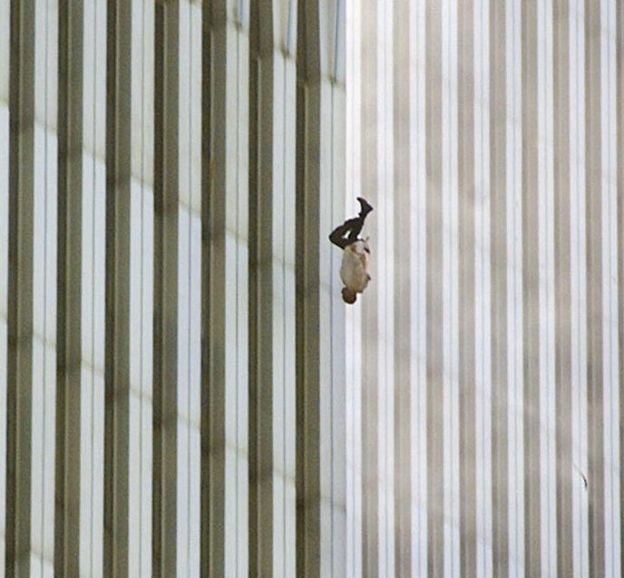 6- C’est lors des attentats du 11 septembre que Richard Drew a dégainé son appareil photo insensible pour capturer cet homme sur le vif, chutant vertigineusement du World Trade Center.