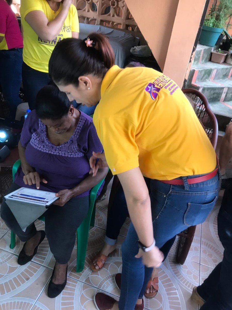 RedesdeReinaldo's tweet photo. Los equipos de @ingridmendozap recorren cada calle de Los Minas el día de hoy incentivando el voto en favor de @LeonelFernandez y explicando lo fácil que es votar este 6 de octubre. Tú voto es secreto. #IngridConLeonel #LaFuerzaDelPueblo #LeonelEnLaCapital https://t.co/rzXFf1KhzQ