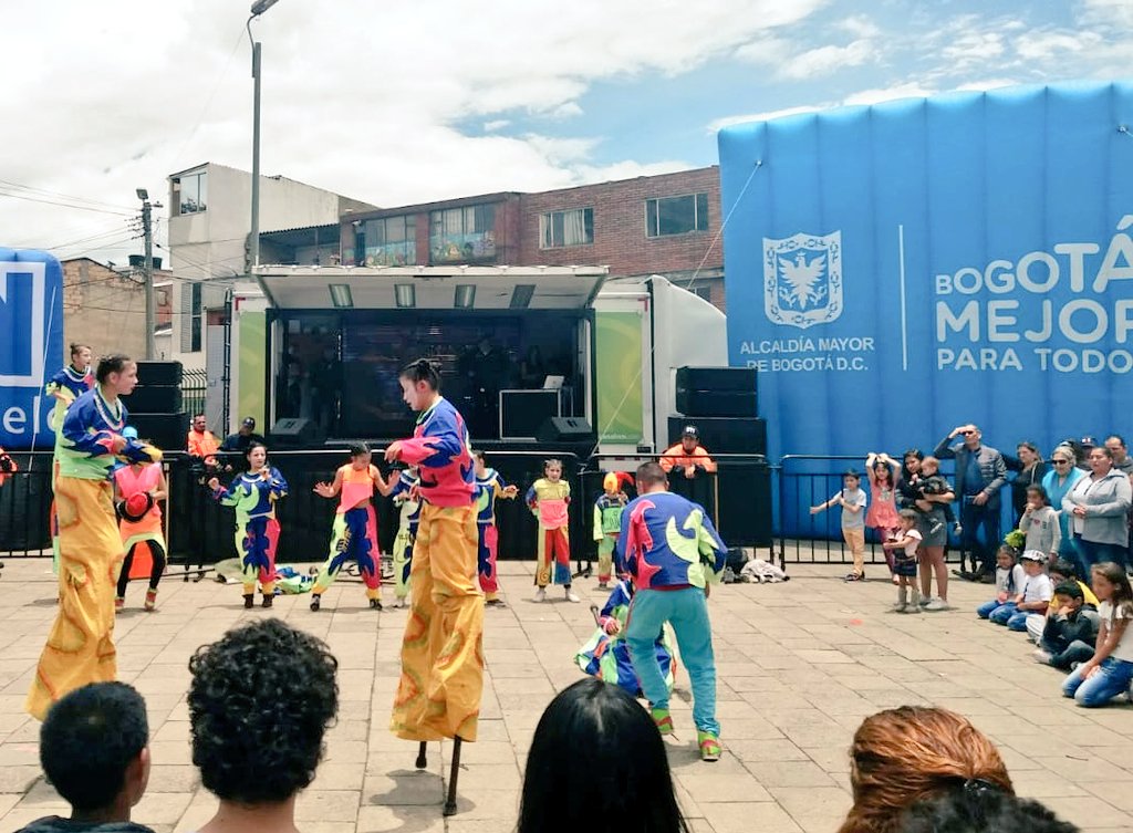 IDRD's tweet photo. Con maravillosas actividades recreativas🤹♂️🤹♀️, deportivas 🤸♂️🤸🏽♀️y culturales🎙, 3.135 asistentes a nuestro #Festiparque, disfrutaron el domingo en familia en el parque El Carmelo de Engativá. https://t.co/DvS2czs4UX