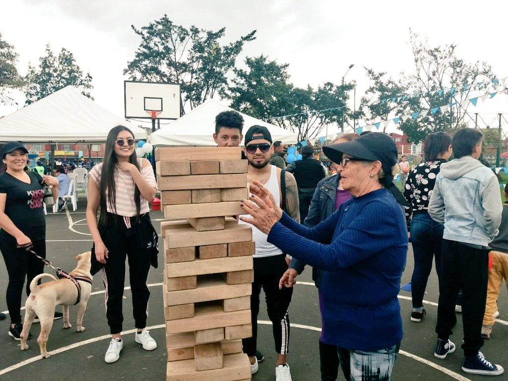 IDRD's tweet photo. Con maravillosas actividades recreativas🤹♂️🤹♀️, deportivas 🤸♂️🤸🏽♀️y culturales🎙, 3.135 asistentes a nuestro #Festiparque, disfrutaron el domingo en familia en el parque El Carmelo de Engativá. https://t.co/DvS2czs4UX
