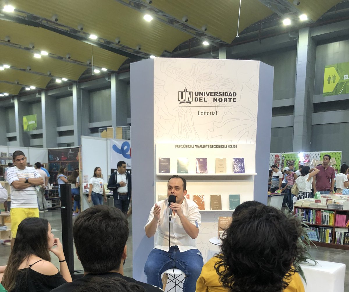 MagaAraujoC's tweet photo. Excelente presentación del libro de @faroukcaballero “Violines, fusiles y balígrafos” en #LIBRAQ2019 https://t.co/7jRsBmasFI