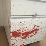 子供が絵の具を踏んでしまった結果!部屋が事件現場に!