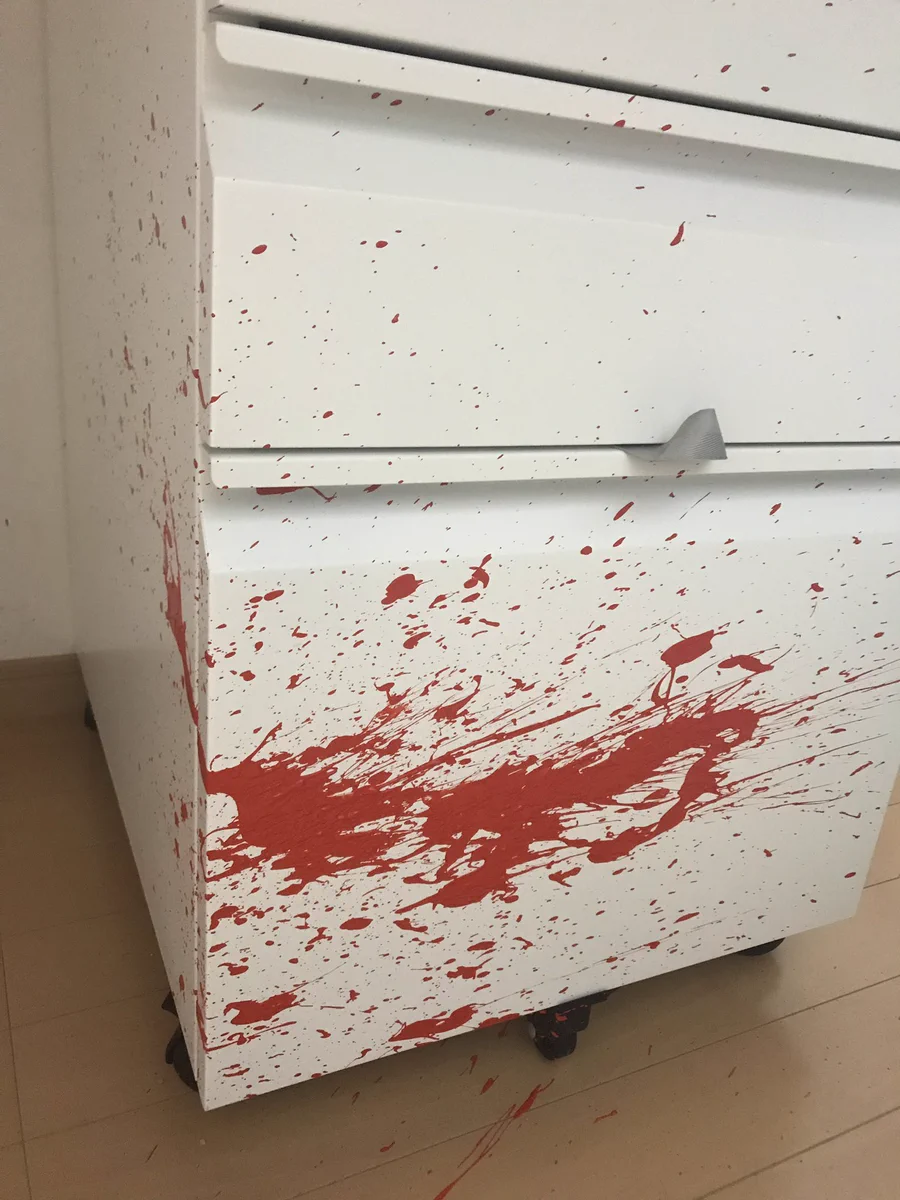子供が絵の具を踏んでしまった結果www部屋が事件現場にwww