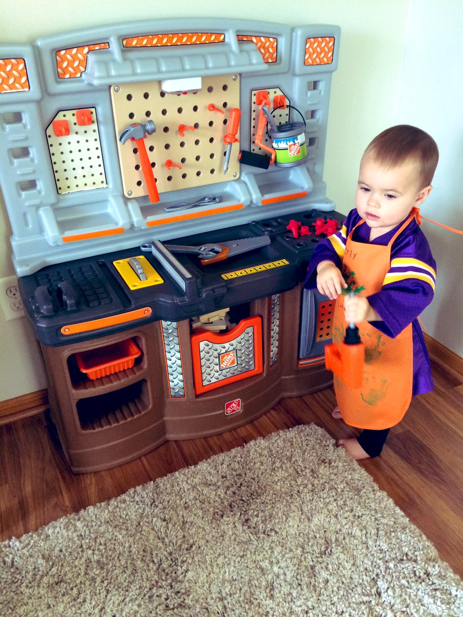 LyssLamb's tweet photo. @HomeDepot you hiring? She sure looks the part! https://t.co/pZe5oitTf8