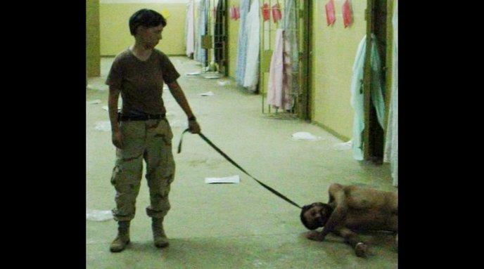 65- Lynndie England, réserviste pour l'armée américaine, torture un détenu de la prison Abu Ghraib à Bagdad. Elle sera condamnée en 2005 pour mauvais traitements des détenus irakiens.