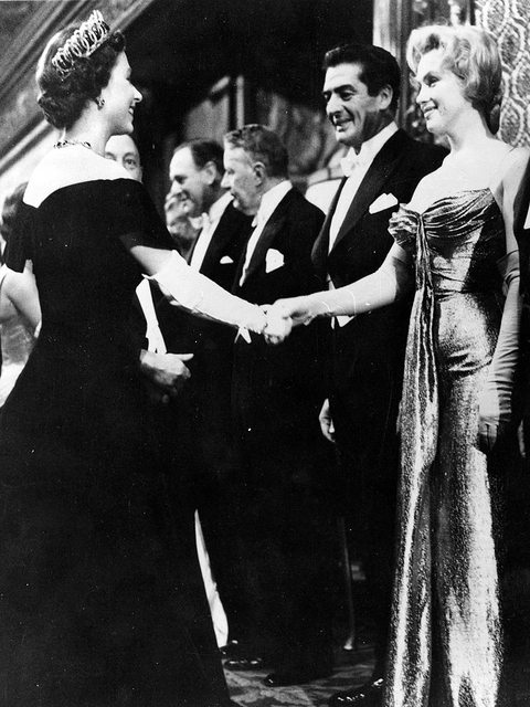 66- En 1956, lors de l'avant-première du film « La Bataille du Rio de la Plata », la Reine Elisabeth serre la main de Marilyn Monroe. Elles avaient toutes les deux 30 ans sur cette photo.