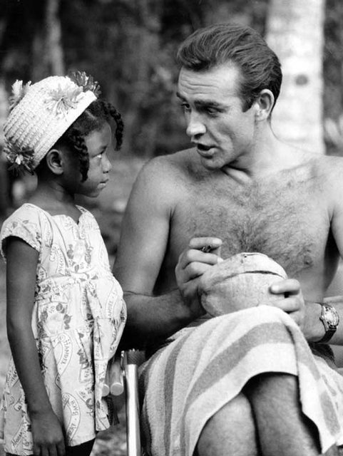 68- En 1962, Sean Connery signe un autographe sur une noix de coco pour une petite fille jamaïcaine durant le tournage de James Bond contre Docteur No.