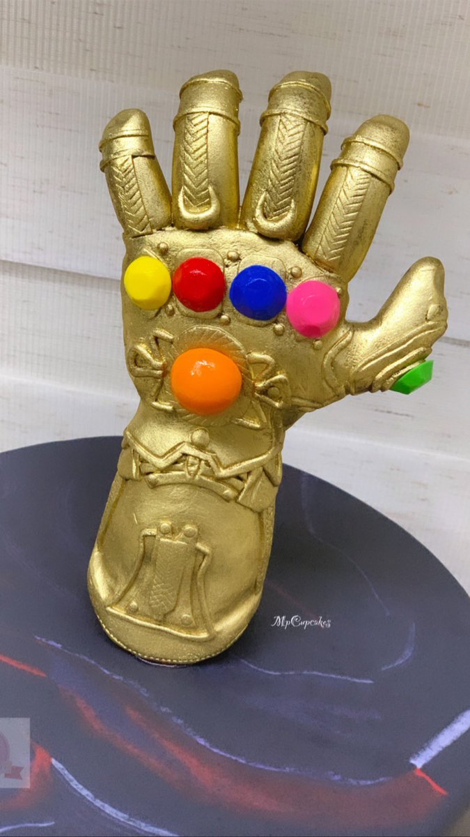 MpCupcakes's tweet photo. Varias noches pensando como haria el guante de thanos y valio la pena tanta pensadera 😝😝😝#avengers #avengerscake #cakeavengers #thanos #thanoscake #tortaavengers #tortathanos #cake #cakedecorating #cakefondant #fondant #fondantcake #tortasbogota #tortas #tortaspersonalizadas https://t.co/tkjUyQbBPO