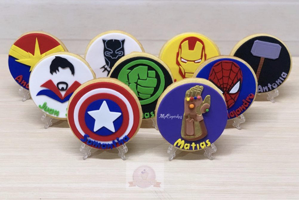 MpCupcakes's tweet photo. Varias noches pensando como haria el guante de thanos y valio la pena tanta pensadera 😝😝😝#avengers #avengerscake #cakeavengers #thanos #thanoscake #tortaavengers #tortathanos #cake #cakedecorating #cakefondant #fondant #fondantcake #tortasbogota #tortas #tortaspersonalizadas https://t.co/tkjUyQbBPO