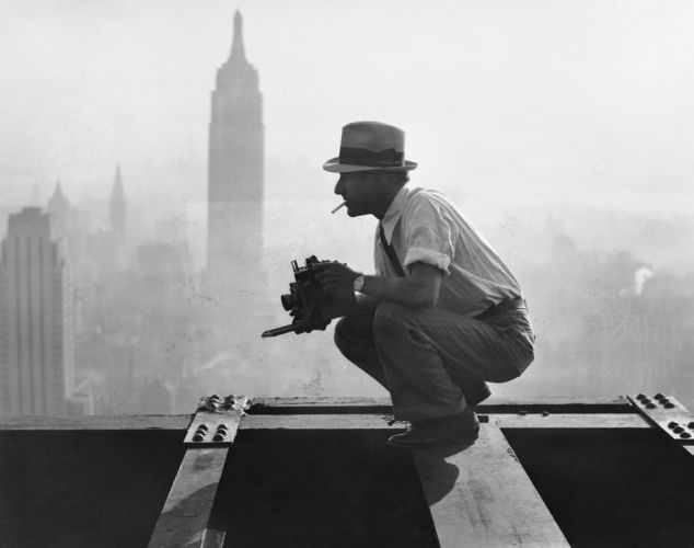 70- Voici Charles Ebbets à qui l'histoire attribue le célèbre cliché « Lunch atop a skyscraper » en 1932, au 69ème étage du GE Building