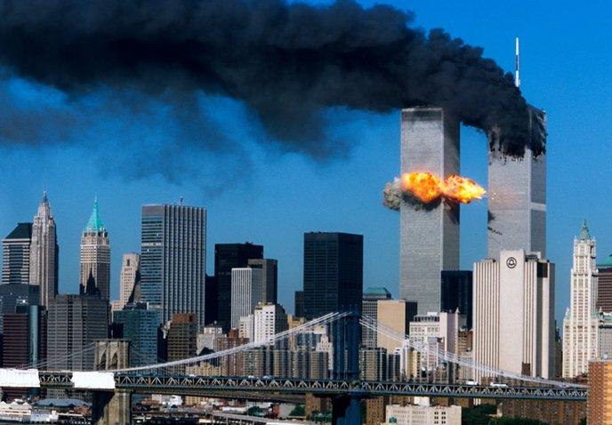 71- 11 septembre 2001, deux avions s'écrasent sur les tours jumelles du World Trade Center.