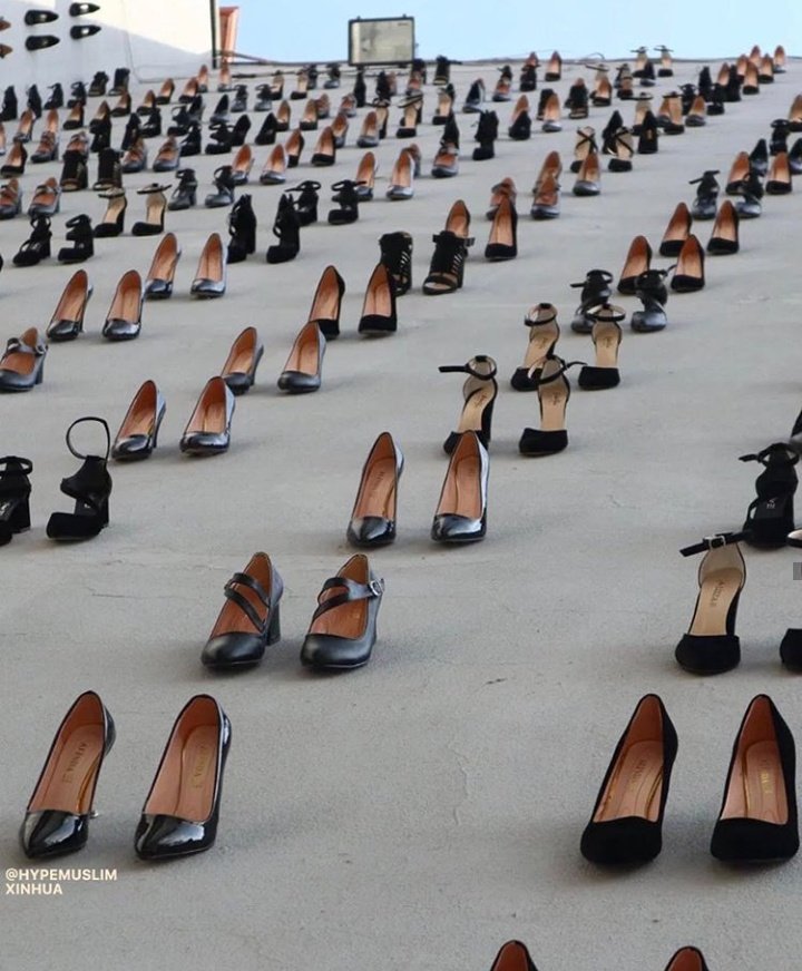 En Estambul colgaron 440 pares de zapatos en las paredes de la ciudad, es el número de mujeres asesinadas por sus maridos este año en Turquía.