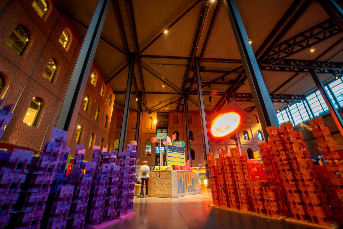AzkunaZentroa's tweet photo. We bid farewell to the #Identidata installation, after its two-month long stay in our Atrium of Cultures. Over 13.000 people have helped create it, word by word, picture by picture, story by story. This has been a #URart project in cooperation with @smARTplaces_EU https://t.co/atUJGqtYyr