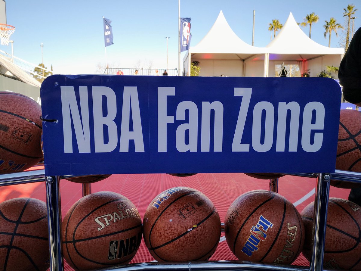 antelarena's tweet photo. ¡Todos quieren participar de los juegos que propone la #nbafanzone! 🏀 Acercate al parque del Antel Arena que todavía queda una hora de emoción para toda la familia. 🎉 https://t.co/H1xGvjM6UN