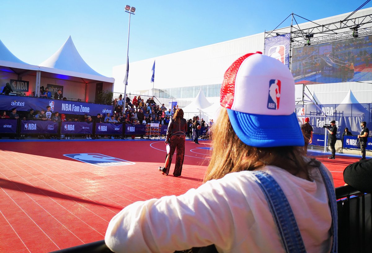 antelarena's tweet photo. ¡Todos quieren participar de los juegos que propone la #nbafanzone! 🏀 Acercate al parque del Antel Arena que todavía queda una hora de emoción para toda la familia. 🎉 https://t.co/H1xGvjM6UN