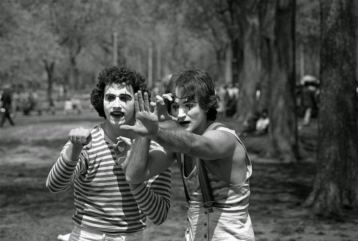 76- En 1974, Daniel Sorine prend en photo ces deux mimes, dans Central Park. C'était 35 ans avant qu'il ne se rende compte que l'un d'eux était le génialissime Robin Williams, encore inconnu à l'époque