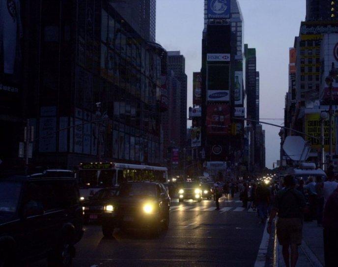 80- New York est plongée dans l'ombre après une coupure générale d'électricité.