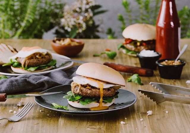 De vuelta en Chile y pensando una comida para el último día en Pucón antes de volver a Santiago y que mejor que está hamburguesa que hice para <a href="/lapreferidacl/">La Preferida</a> con los secos de @estudiomarida ✨ ift.tt/2QpDDHT