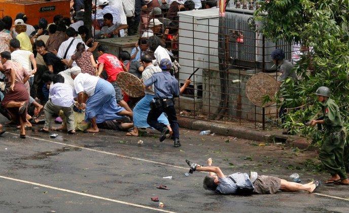 81- Kenji Nagai, journaliste japonais, est touché par balle lors des événements politiques de 2007 en Birmanie. Cela ne l'a pas empêché de prendre des photos, l'homme est décédé quelques heures plus tard.