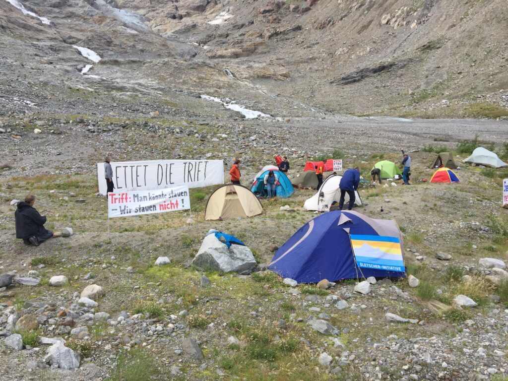 BernRjg's tweet photo. 13.8.2019 / Trift, Berner Oberland
Solidarischer Besuch bei der Trift Aktion. Gegen den Bau einer neuen Staumauer! #savethetrift #triftgletscher #alpen #alpenschutz https://t.co/I9BhGI7no4