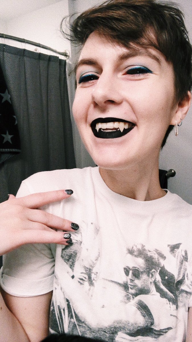 thewrencanyon's tweet photo. yes i've always had sharp canines and void-like eyes, why do you ask?
tw: blood
#cryptidwatch https://t.co/zyMJV9NvQC