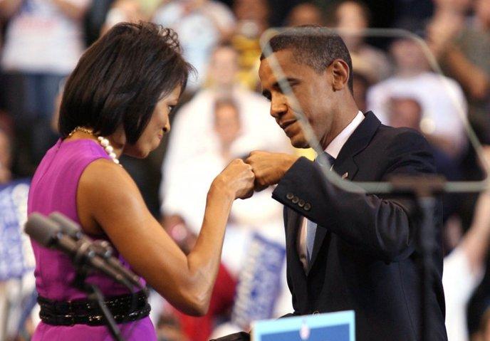 85- Barack Obama et sa femme Michelle se tapent le poing après la victoire au premier tour des élections présidentielles américaines.