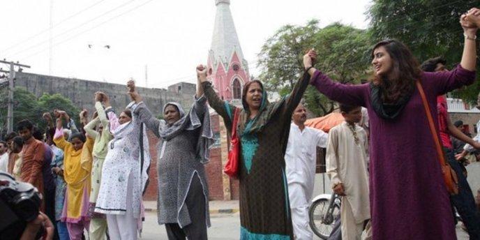 86- Des musulmans pakistanais font la chaîne pour protéger des chrétiens lors d'une messe.