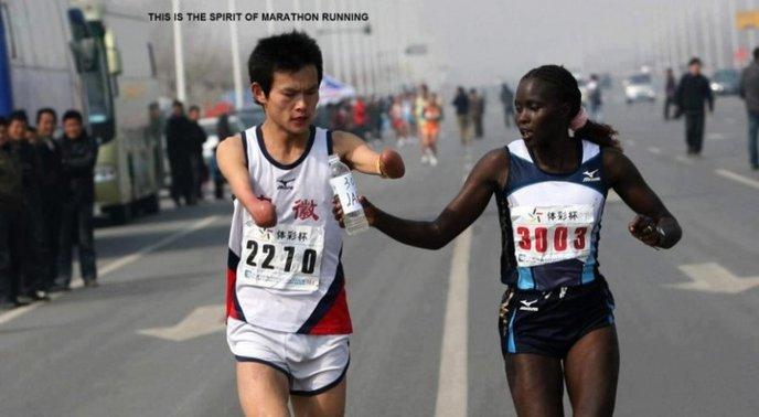 90- Jacqueline Kiplimo aide un handicapée à boire lors du marathon de Zheng-Kai
