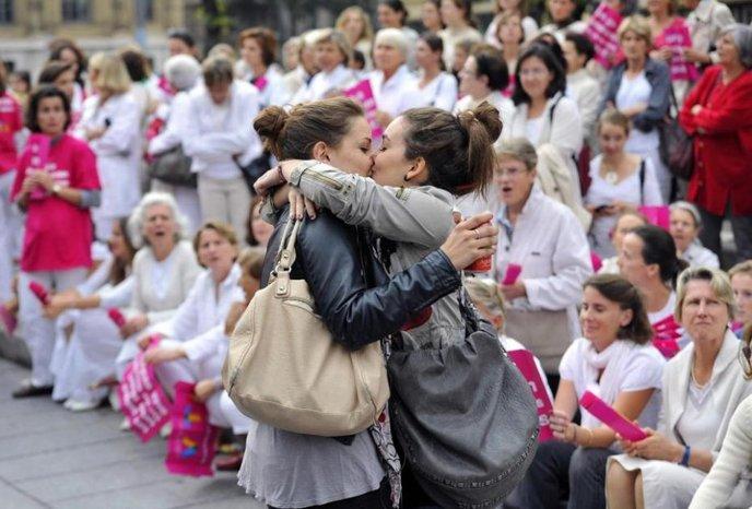 97- Deux femmes s'embrassent devant des manifestants contre le mariage pour tous à Marseille.