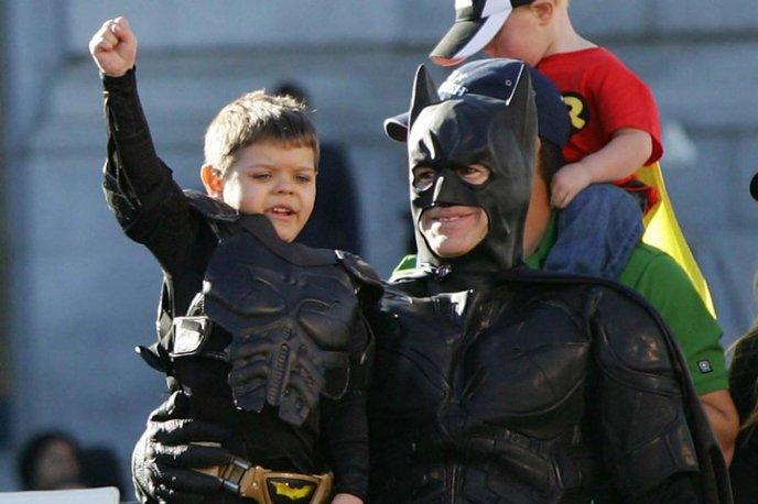 98- 7000 bénévoles se rassemblent pour créer une journée consacrée à Batman pour un petit garçon malade.