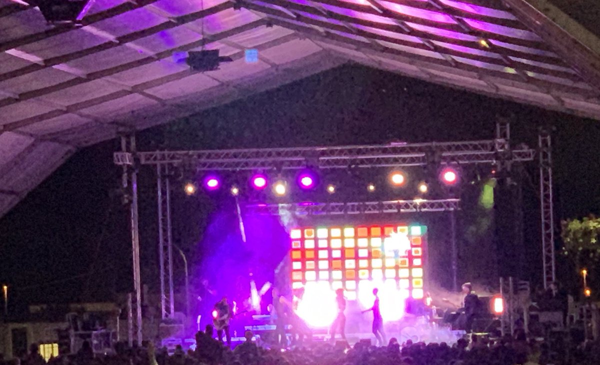 JL_escudero's tweet photo. El viernes me encontré con ella en nuestro pueblo, en #Azuqueca, y siempre tiene una palabra y una sonrisa amable. Hoy cierra las fiestas con un gran musical #michaellegend Se lo merece y su familia también. Orgulloso de @LorenaJamco Un besazo vecina
#FiestasAzuqueca2019 https://t.co/Hxxkui98Kw