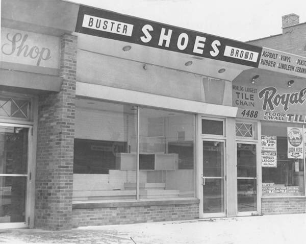 Buster Brown Shoes at 4490 Mayfield Rd., South Euclid, Ohio in 1961. Source: <a href="/Cleve_Memory/">Cleveland Memory</a>