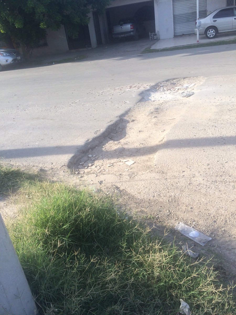#Enterate Calle imposible de transitar llena de baches ubicada en Av. Lerdo de Tejada y calle Juan Pablos #Torreón <a href="/JZERMENOI/">Jorge Zermeño Infante</a> <a href="/simas_torreon/">Simas Torreón</a> <a href="/ServPubTorreon/">Servicios Públicos Torreón</a>