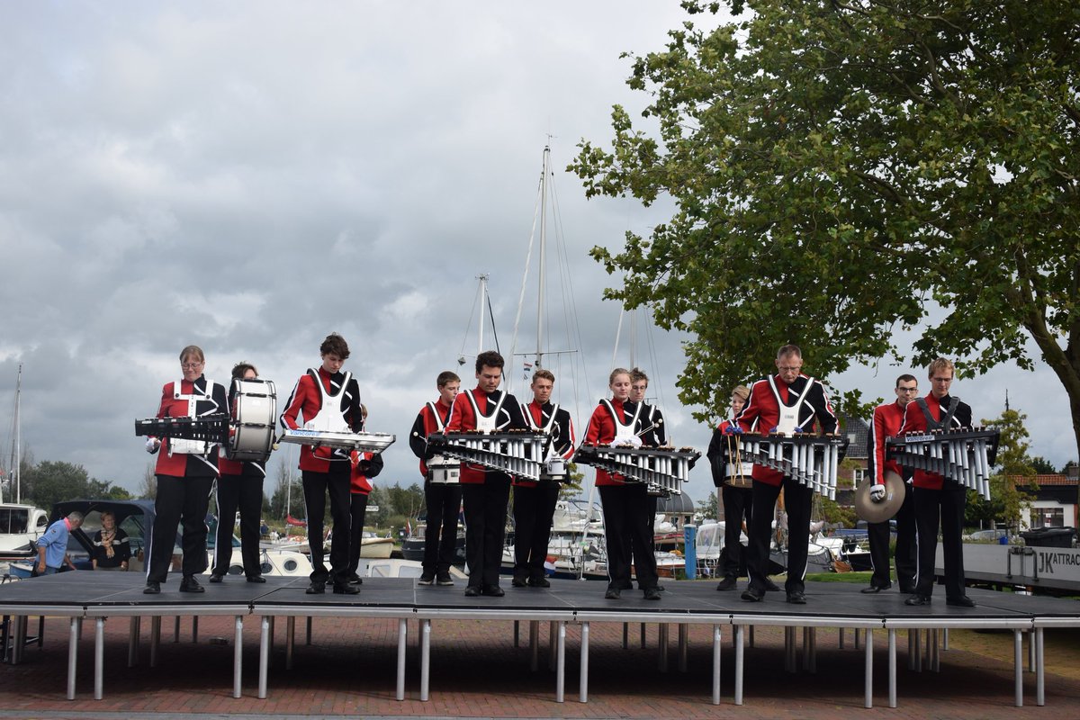 Oranjebolsward's tweet photo. Vorig weekend hadden we een muzikaal weekend: zaterdag traden we op tijdens de @frUITmarkt in #Sneek, waar we een #streetparade verzorgden en zondag speelden we tijdens het festival Muziek aan het Water in #Woudsend. Mooie optredens tijdens deze drukbezochte evenementen! 🥁🎶 https://t.co/MQVdAGLCyz