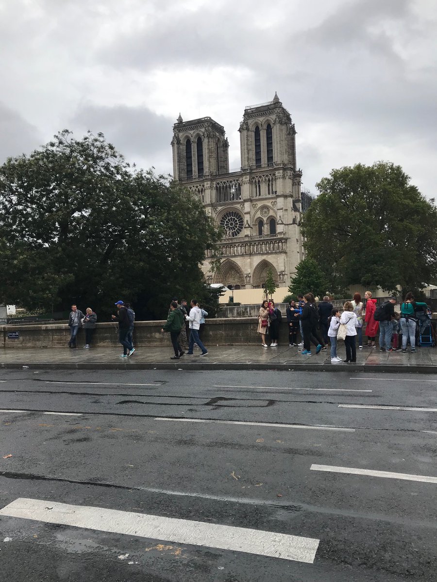 It’s Heritage weekend in Paris. There is free admission to museums and other public places. Despite the rain, crowds of people came out to enjoy the day. So much to see and do. We are off to Italy tomorrow !