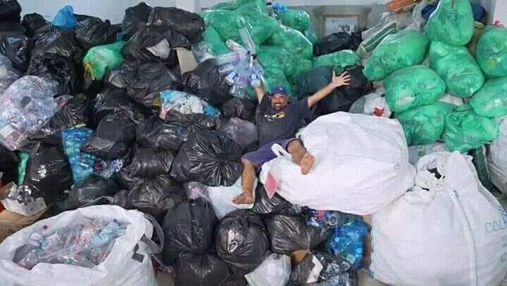 Haykel7's tweet image. #Houssem a ramassé des tonnes de déchets ferreux et de plastique pour les revendre a des entreprises de récupération. Avec cet argent il a acheté des cartables et des fournitures scolaires qu'il a distribué a des #enfants nécessiteux. 
Bravo Houssem ❤
#TnElect2019 #Tunisie 🇹🇳