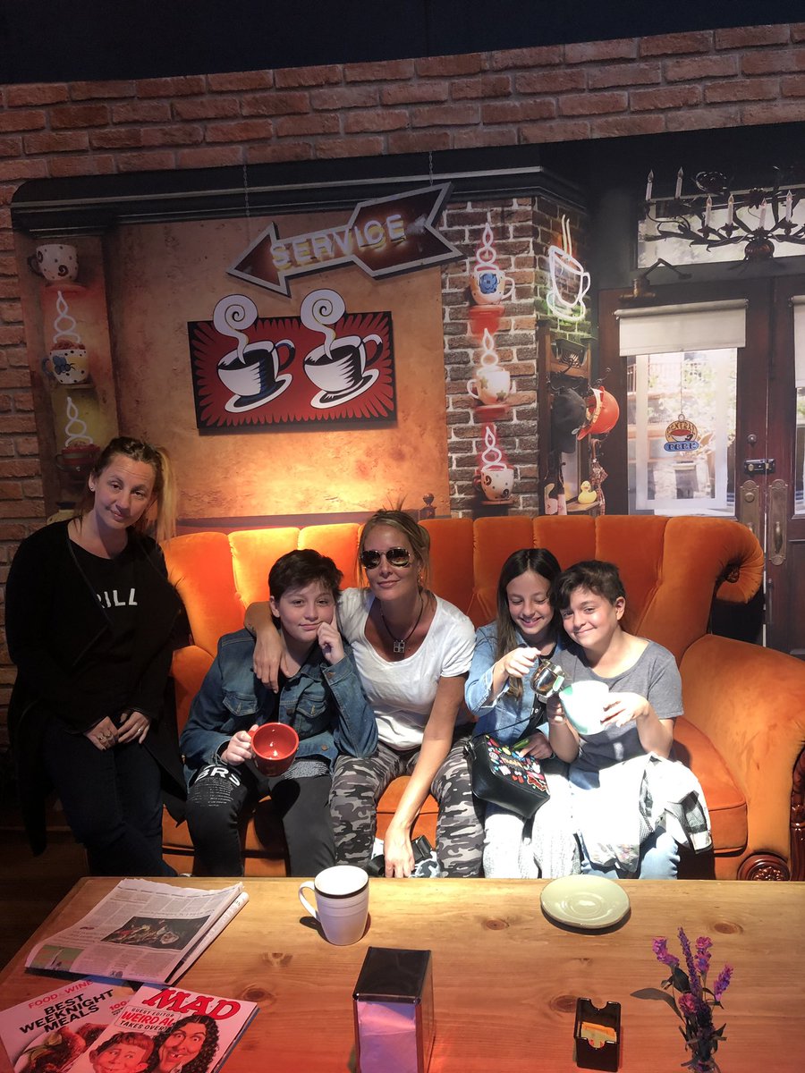 marianamont's tweet photo. #FRIENDS25 #warnercafe @WarnerChannelAR https://t.co/aOkoaPD6do