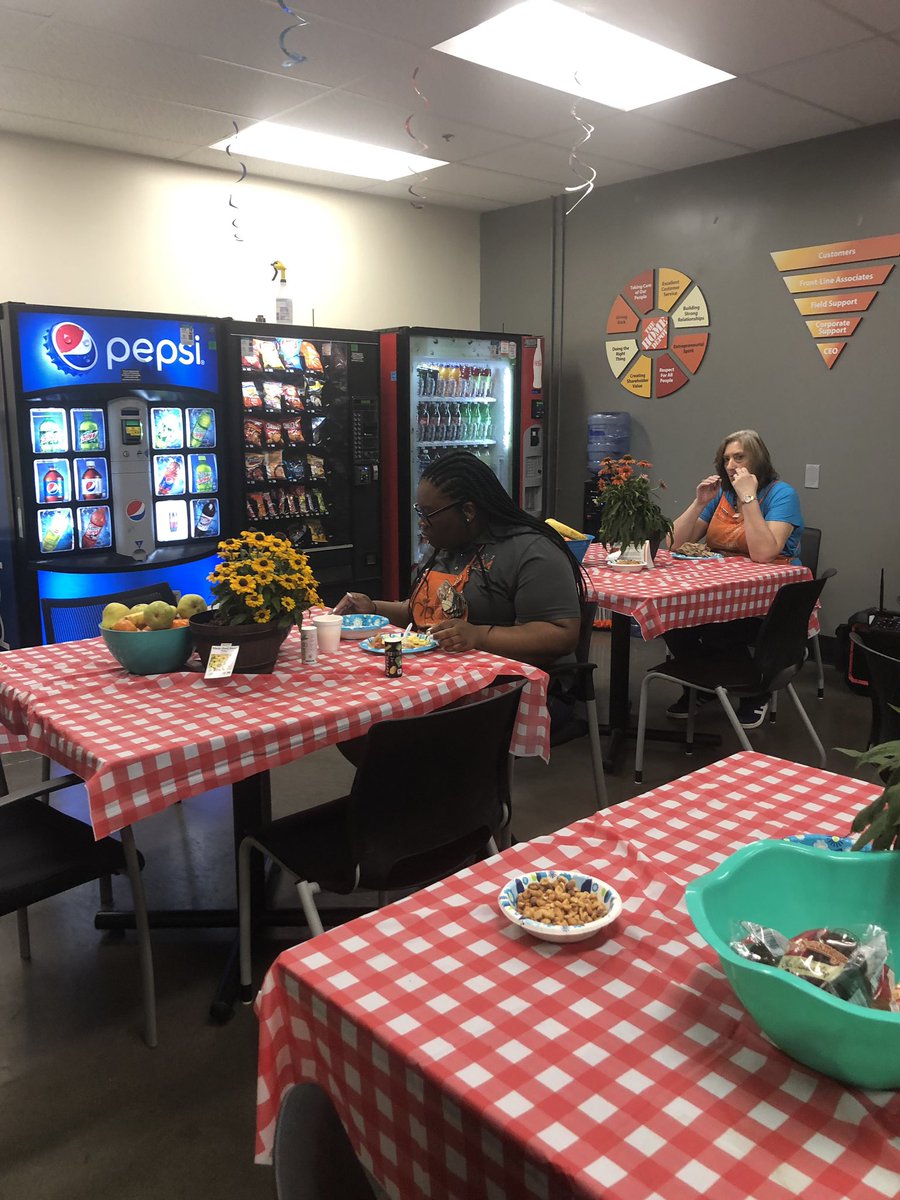 jackiec2506's tweet photo. Breakfast all day with my daughter famous biscuits and sausage gravy (now famous)lol. What a great weekend the associates loved every minute. https://t.co/sLbY3YpdFO