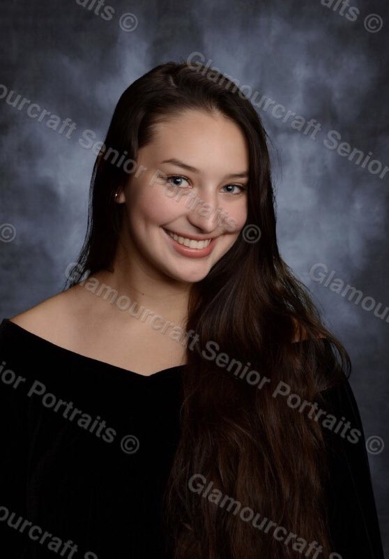 findingmysanity's tweet photo. might as well hop on this trend bc it’s senior year babyyyy #SeniorSunday https://t.co/jGSThcaXJd