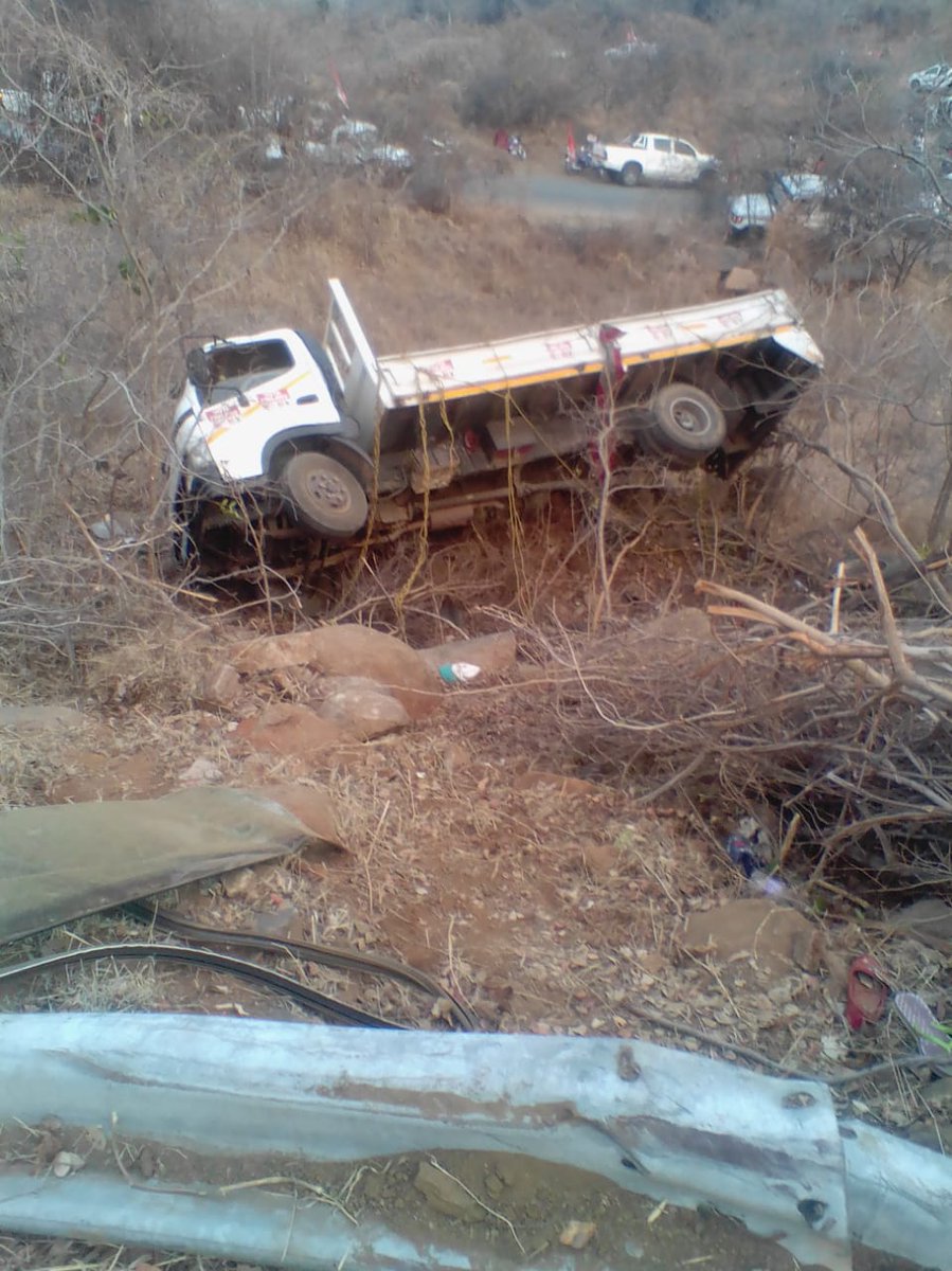 CDD_Eleicoes's tweet photo. #TETE: Acidente de viação em #Songo
Camião transportando pessoas de Mágoè para Songo, no âmbito da visita do presidente da Frelimo, Filipe Nyusi, despista-se matando, pelo menos, 10 pessoas. 
Boa parte dos sobreviventes recebe cuidados no Hospital Provincial de Tete. https://t.co/wvq38B6JXs