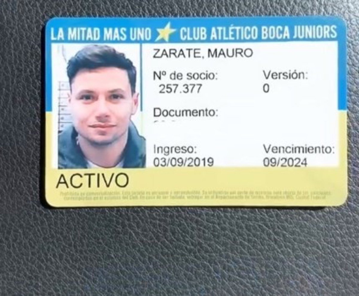 DiarioOle's tweet image. ¡Y ahora es socio de Boca! 👀 Mauro Zárate se muestra cada vez más identificado con Boca: cuatro meses después de ser echado por Vélez, ya tiene su carnet xeneize ➡️ ole.com.ar/boca-juniors/z…