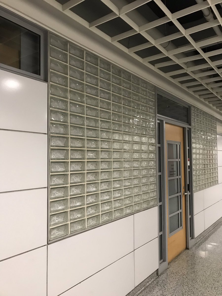 shu4603's tweet image. These special glass panels allow light to filter between the room and hallway without letting passerby see what’s happening behind the wall. This provides a sense of continuity while also protecting privacy #unityandflow