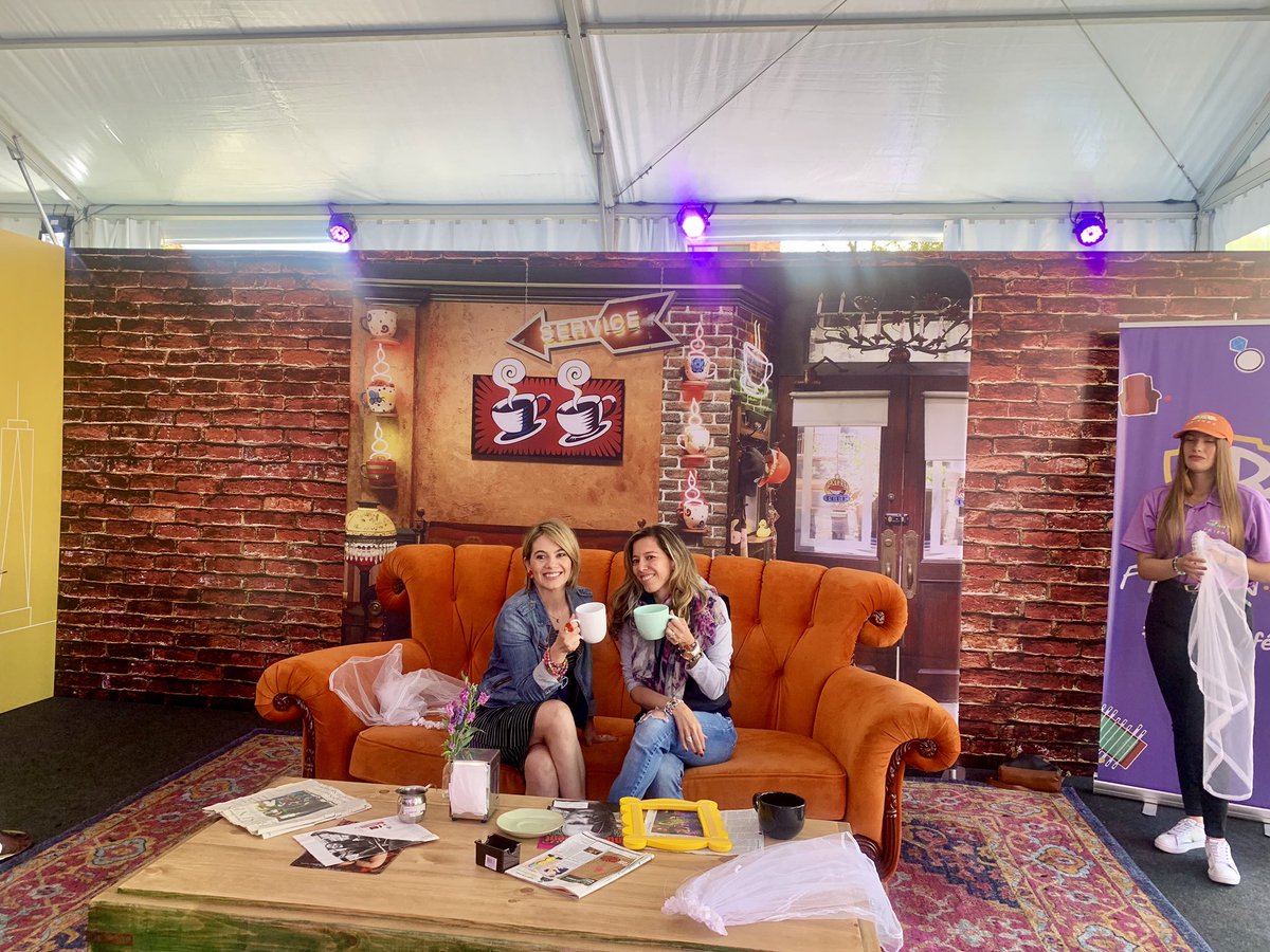 Duquesaleja's tweet photo. #FRIENDS25 @WarnerChanel @paomaldonad @Paosanchez273 🤗 https://t.co/87fX9p9rQD