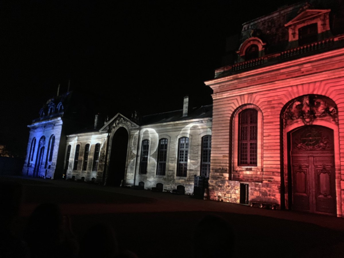BoireauV's tweet photo. Tricentenaire des #GrandesEcuries @chantillydomain l’occasion, pendant les journées du patrimoine, d’un son &amp; lumière splendide gratuit pour quelques 12.000 spectateurs 👍👏👏 #histoire #patrimoine #cheval https://t.co/pCgeVKcoHb