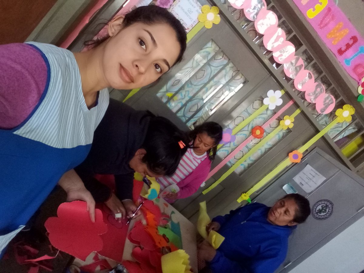 LauraGuz05's tweet photo. Escuelas abiertas en escuela profesor oscar oñativia. Preparando adornos para recibir el dia de la primavera y festejar el dia del estudiante.
@artydance23 @UrtubeyJM @zcarmensoledad @Daniela16104601 @normaluna2091 @JuaresCarla @aniberruezo @fguillesaavedra @patriciapinasco https://t.co/WMLEkx1k3l