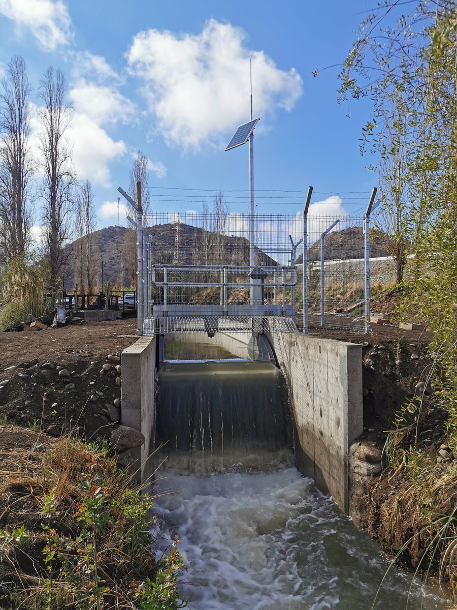 RubiconWaterEs's tweet photo. Esta semana se terminó en Chile el proyecto Aconcagua Etapa 3. Implicó la instalación de 16 FlumeGates en la primera sección del río Aconcagua, para permitir el control y la entrega precisa de agua. El río alimenta una de las principales regiones frutales de Chile. 💧🍇 https://t.co/mX3AjhSkSH