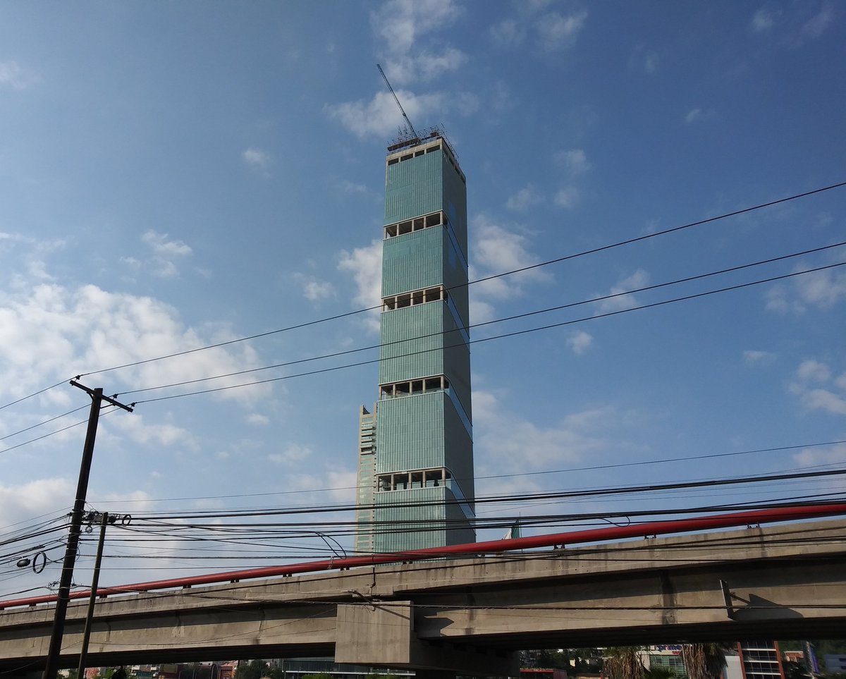 MTYMXPhoto's tweet photo. Ya llego a su Tope la torre TOP Obispado, solo falta la estructura de la corona, 305mts de altura, la mas alta de Monterrey, la mas alta de Mexico 🇲🇽 y de toda america latina. #TorresObispado https://t.co/XDWPl5tiYJ