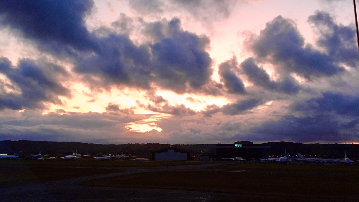 airseb's tweet photo. C’est mieux comme ça!
#vanillasky au boulot #work #airport #lfbt #avgeeksfr https://t.co/Ia3PtXk4o2
